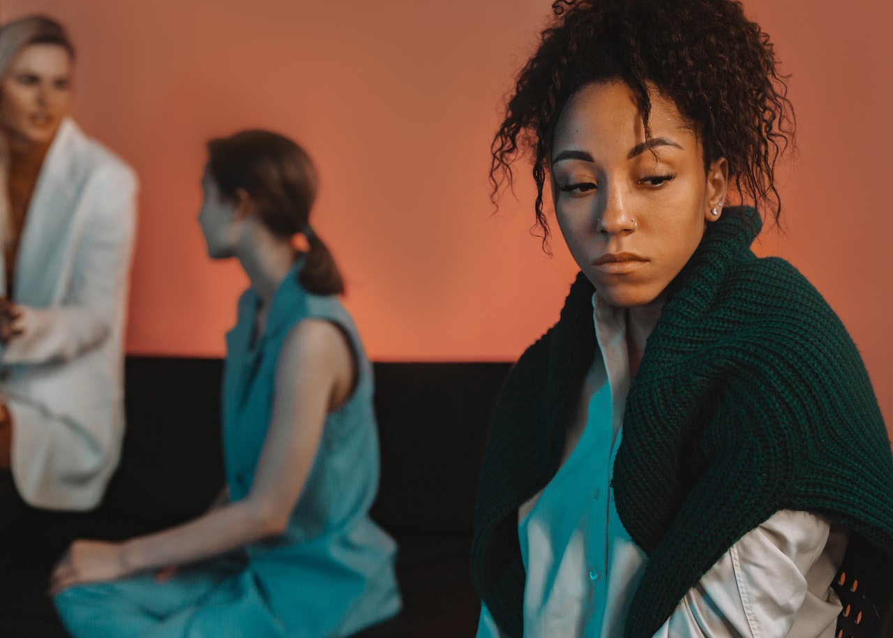 The 5 Steps to Making a Settlement for an Employee 1 An Employee in the workplace about to make a settlement with her employer