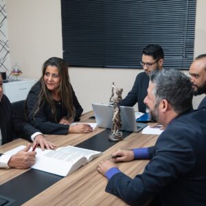 civil litigation solicitors, Four people and one solicitor sitting around a table dealing with a civil dispute, Litigation solicitors, civil disputes lawyer, litigation lawyers, civil law disputes